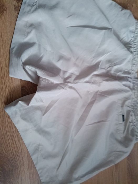 Spodenki Calvin Klein.jasne.ciwnkie .ściągane sznurki w pasie.zapraszam.