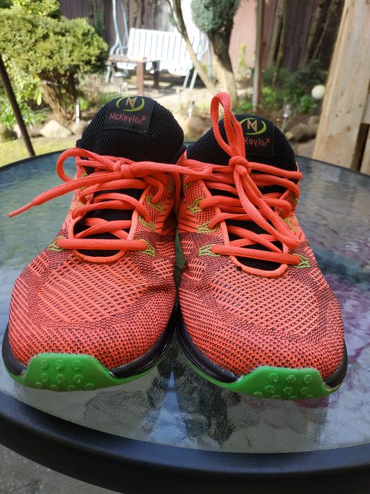 Buty sportowe rozmiar 40 .