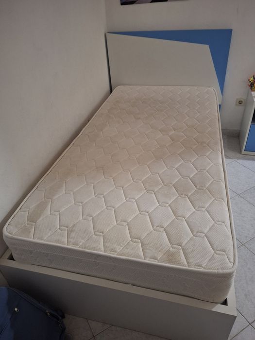Cama juvenil com mesa de cabeceira