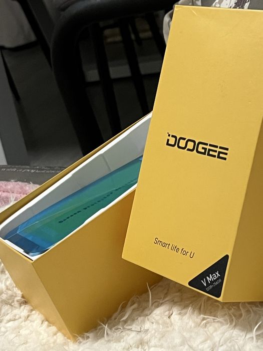 Смартфон Doogee V Max 5G 12/256 Gb з акб 22000 мАг чорно золотистий
