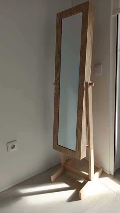 Vendo móvel de madeira, com espelho, para acessórios