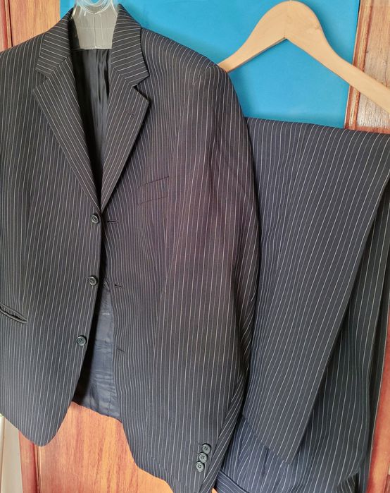 Fato azul marinho com riscas azul claro e branco