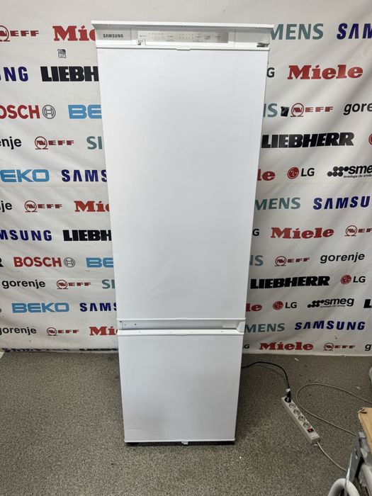 Вбудований холодильник Samsung (забудова в меблі)