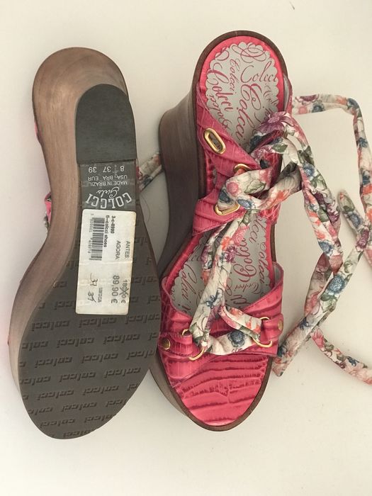 Sandálias chiques com salto, da marca Colcci.