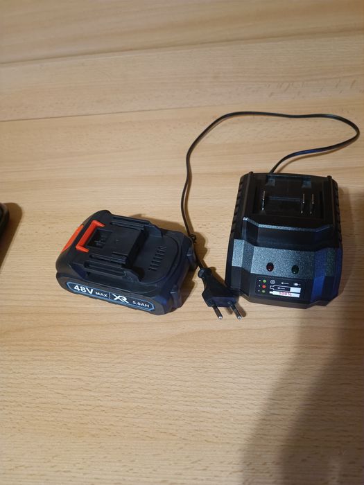 Аккумуляторный светодиодный прожектор Makita.