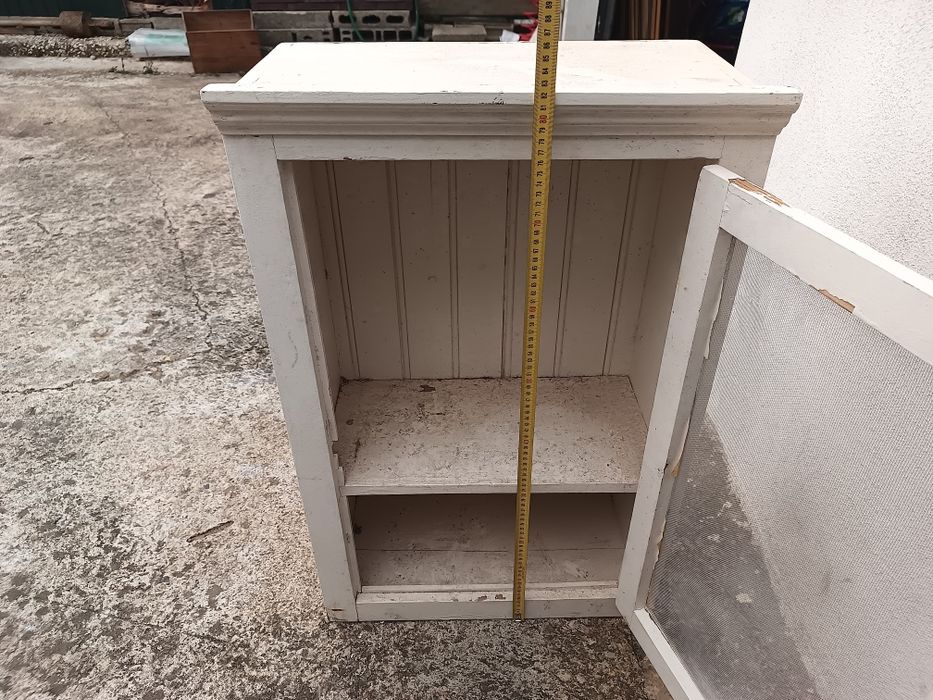 Pequeno móvel antigo com porta de rede.