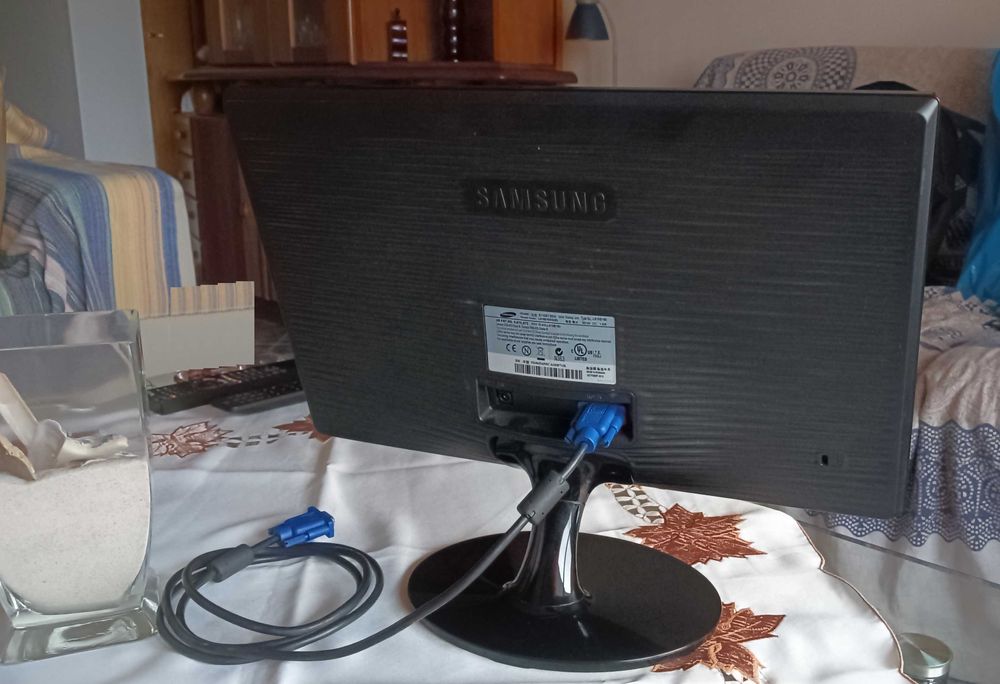 Monitor LED Gaming de 19" com design preto brilhante