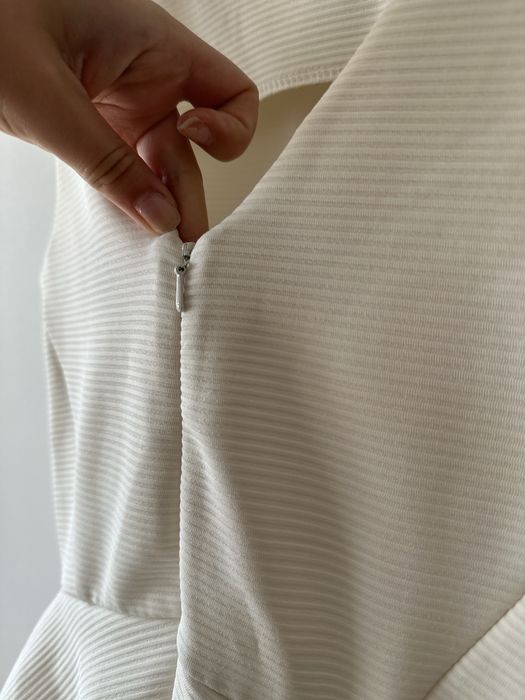 Elegancka biala sukienka, rozmiar S