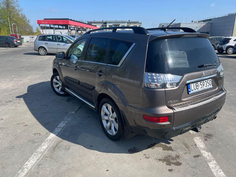 Samochód Mitsubishi outlander