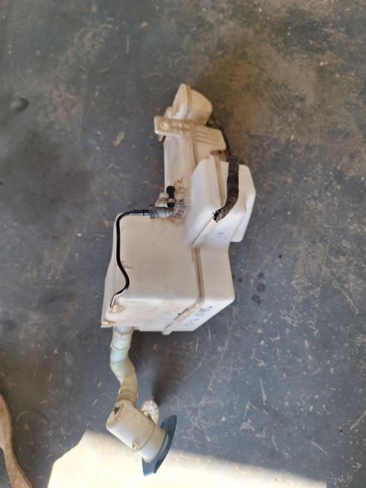 Zbiorniczek płynu spryskiwaczy VW Caddy 04-10r