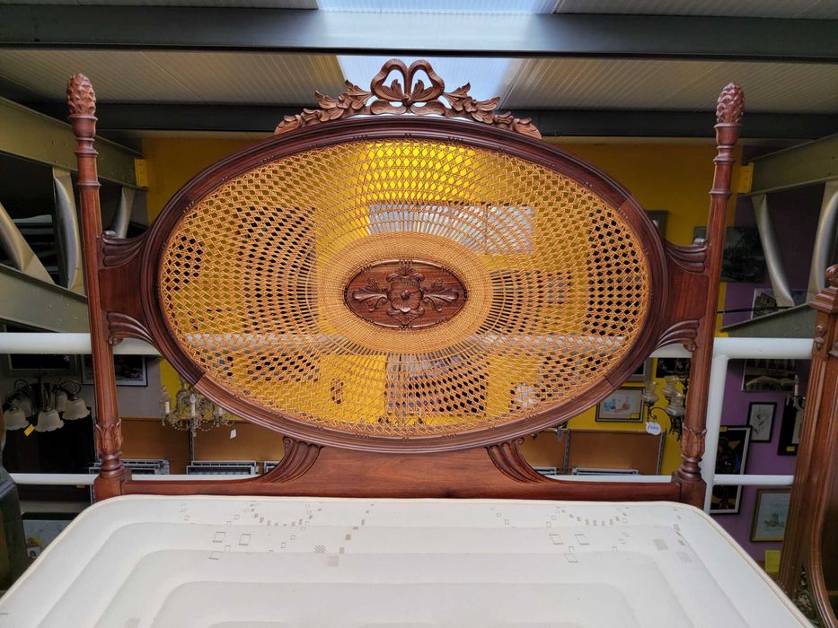 Cama antiga com cabeceira em palhinha mais estrado e colchão - Muito