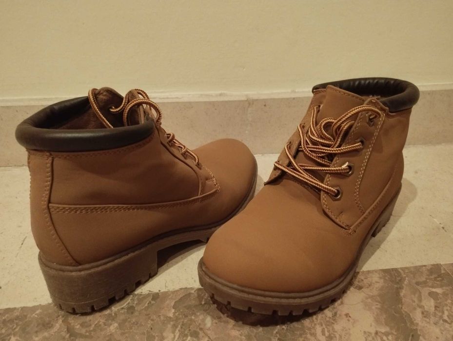 Botas cano baixo com atacadores