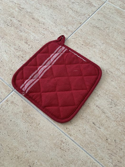 Colheres de pau, concha, sacos congelamento, marmita, copo com tampa, pega de forno - tesoura de salada - separador de talheres - dou 0€