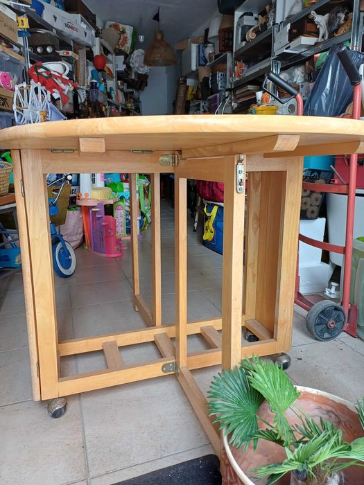 Mesa em madeira com abas rebatíveis