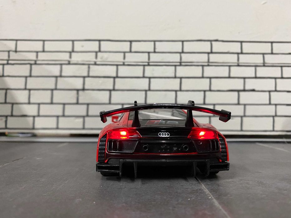 Audi R8 Sport Escala 1:32 (15cm) com leds. NOVO