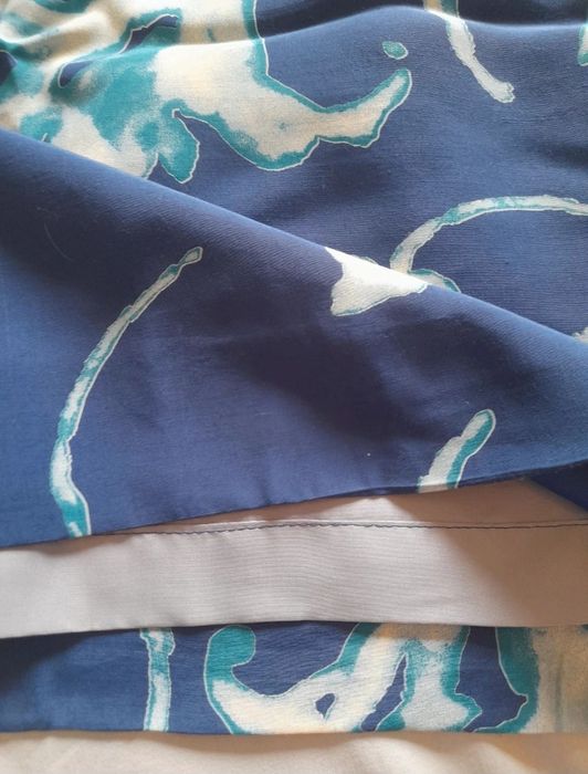 saia curta com padrão floral