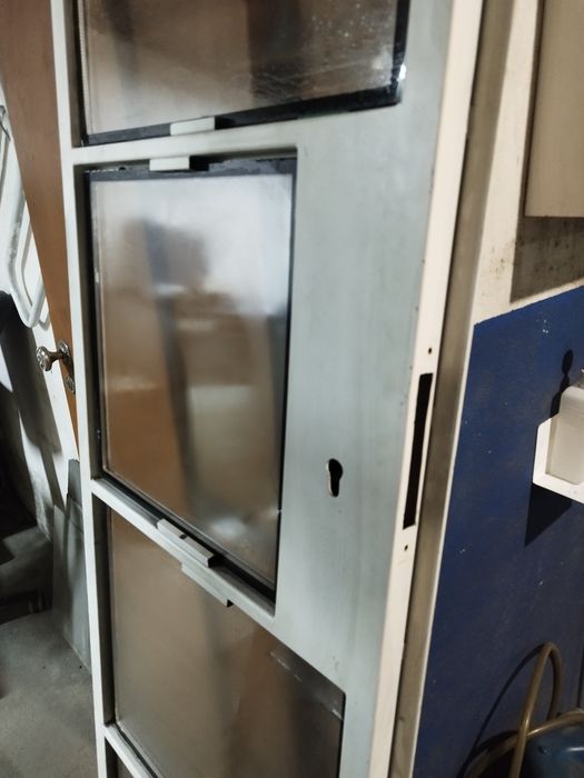 Portas e fixo em ferro e vidro.