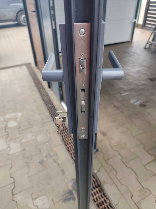 Brama garażowa dwuskrzydłowa rozwierna ocieplana 40mm bramy garażowe panelowe aluminiowe techniczne gospodarcze garażowych drzwi wejściowe skrzydłowe