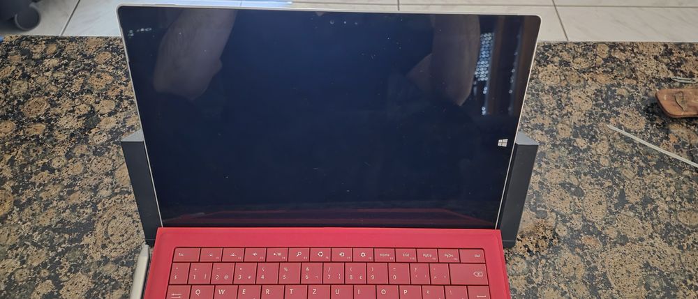 Microsoft Surface 3 Pro + Docking Station + Stylus Pen