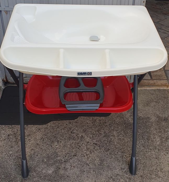 Muda fraldas com banheira portátil