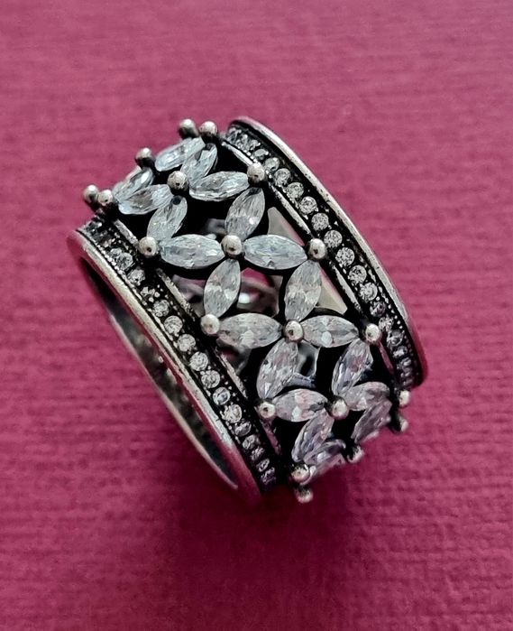 Anel prateado, em aço, com flores em pedras de vidro. T17