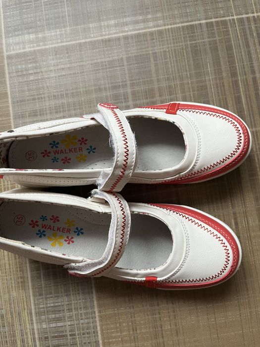 Продам туфлі для дівчинки на устілку 22см