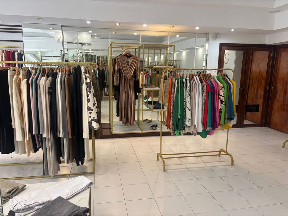 Mobiliario de loja  de roupas( balcao, mesa, moveis, charriots, baroes