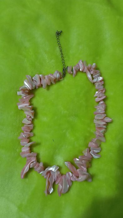 Colar de pedras rosa