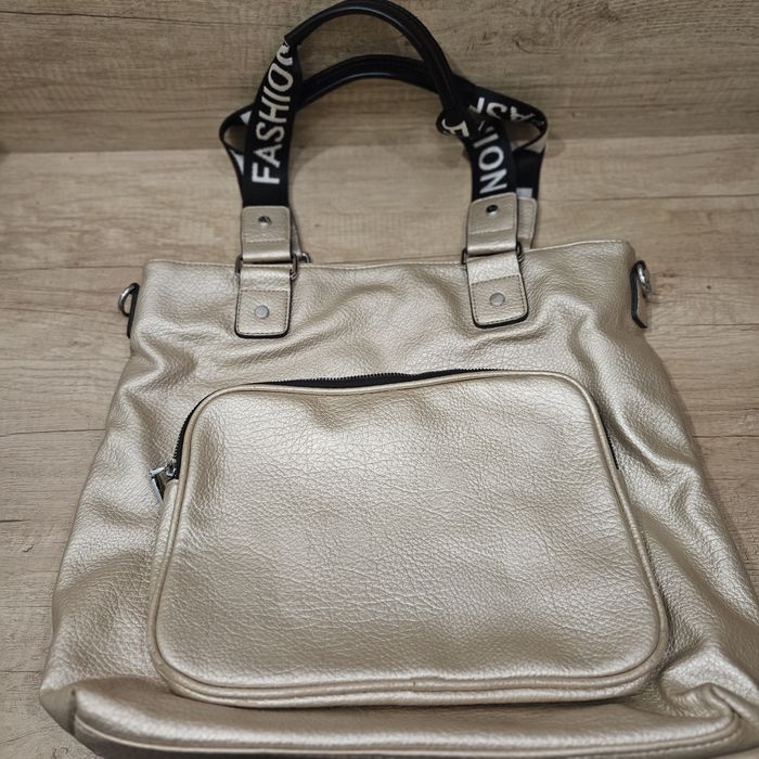 Torebka w kolorze złotym pomieści a4