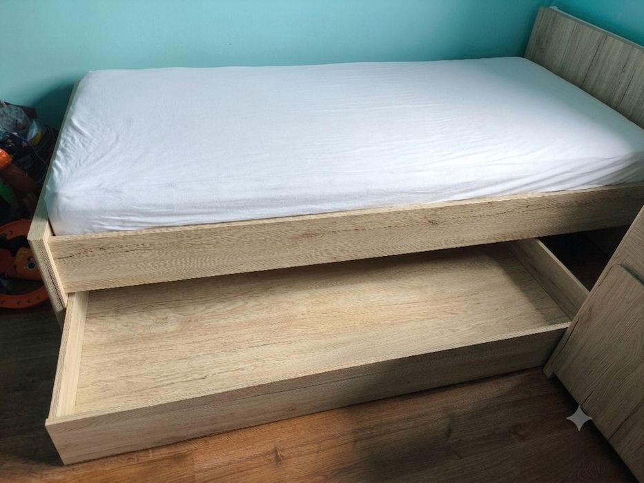 Sprzedam łóżko 90 na 200 oraz biurko 120 na 60cm POSSI BRW