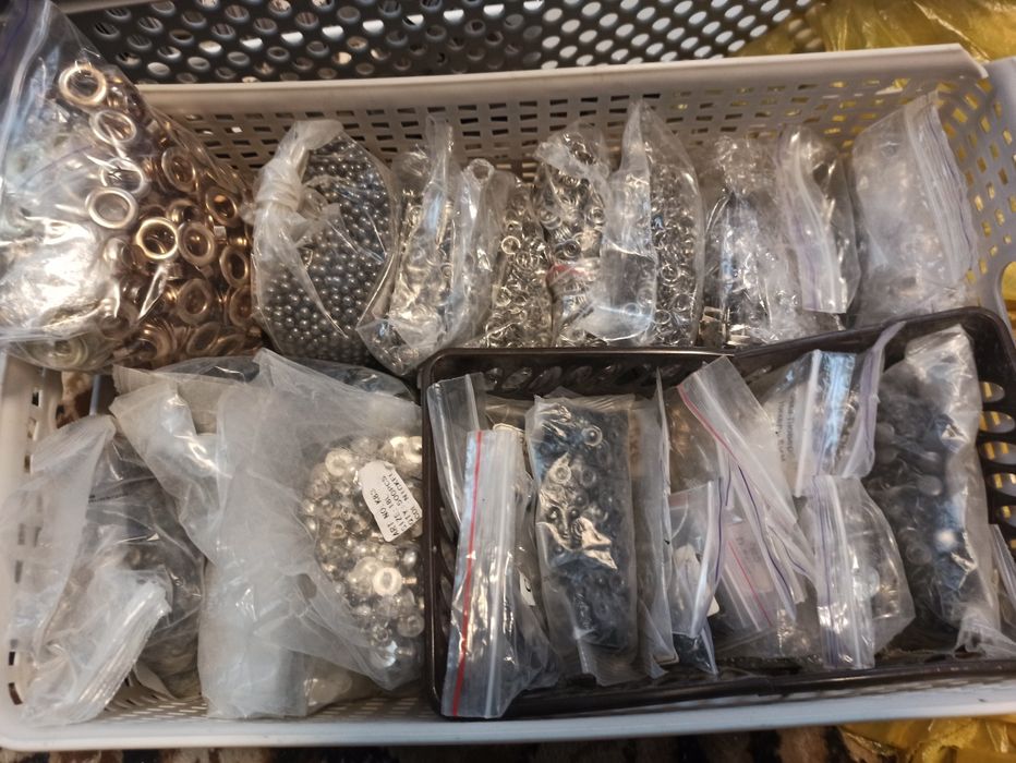 Нитки ,кнопки,стрази