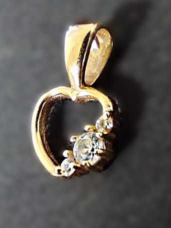 Золотий підвіс Сердечко з 3 цирконами 585 пр. Вага 0,79 гр. розм 15 мм