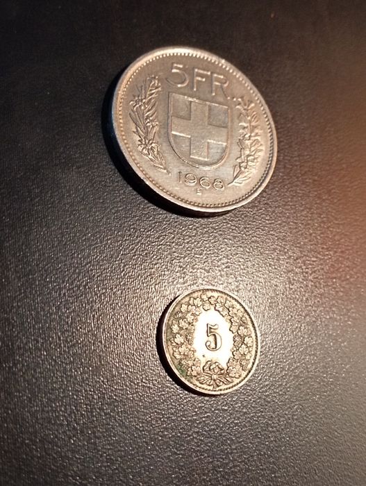 2 moedas de	5 Rappen (1944) e 5 Francos Suiços (1966) conf helvetica