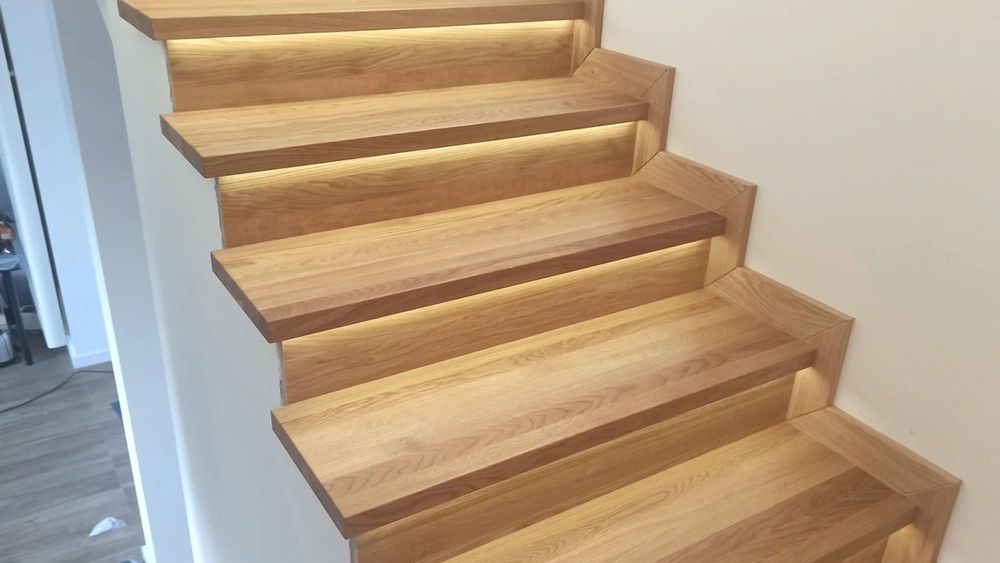 Schody drewniane dębowe lite zabiegowe, proste, podesty, parapety
