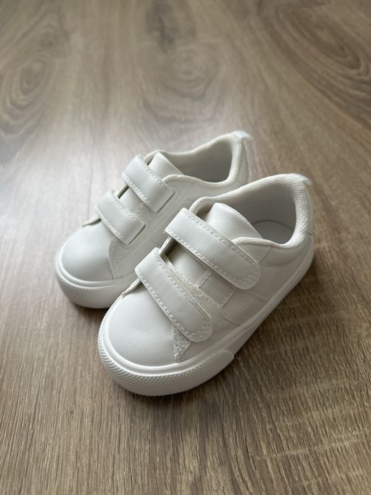 Дитячі кросівки hm