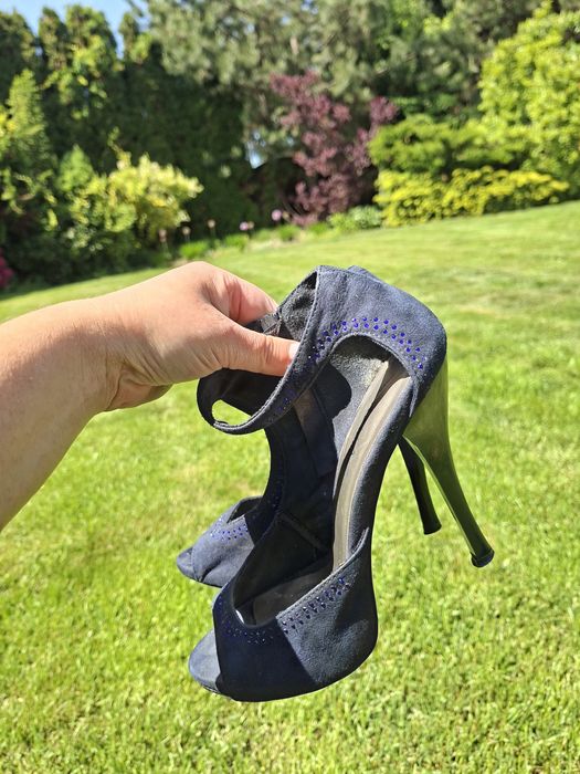 Granatowe buty na 11,5cm obcasie z błyszczącymi chabrowymi  zdobieniami