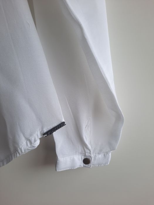 Blusa branca com detalhe no peito da Tiffosi