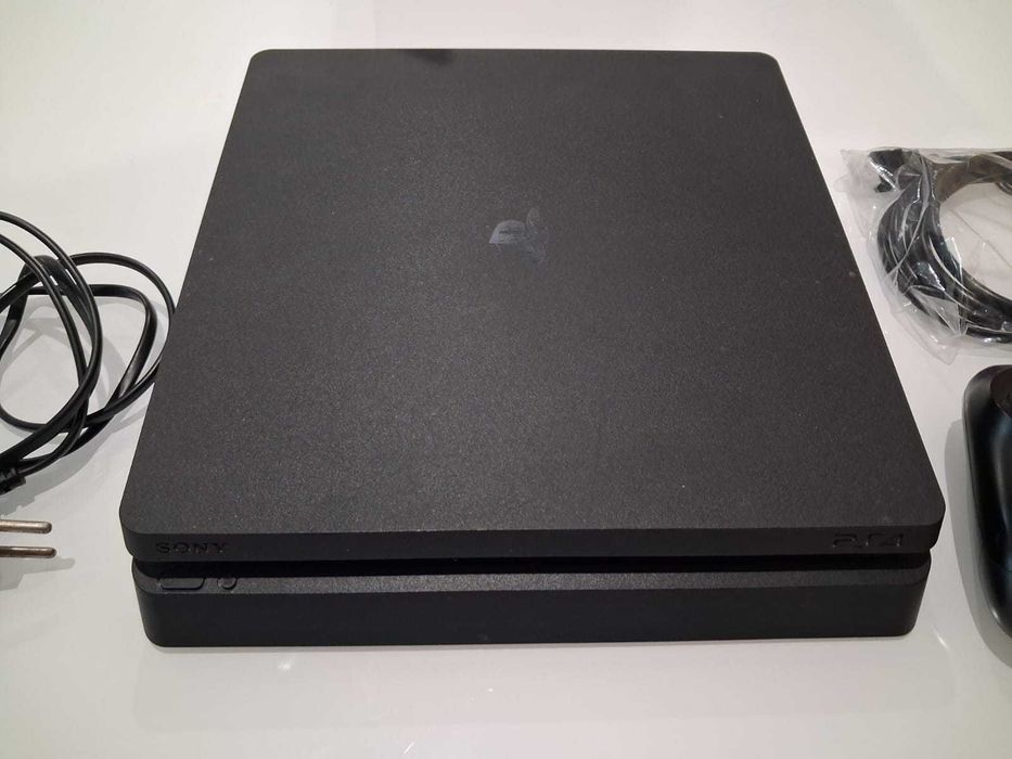 PS4 Slim 500 GB + 2 comandos
