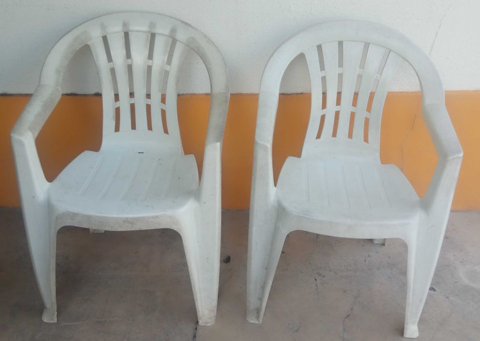 Mesa Redonda (70cm) + 4 Cadeiras de Plástico Branco (Jardim / Varanda)