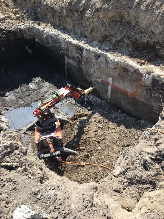 Kruszenie, kucie betonu robotem wyburzeniowym, wyburzenia techniczne.