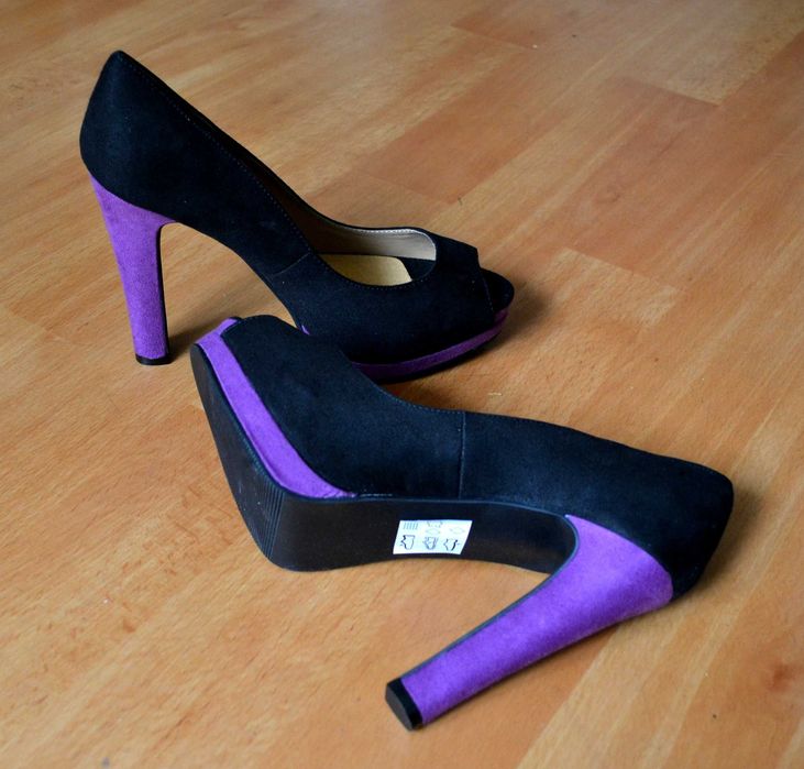 Zamszowe buty na wysokim obcasie