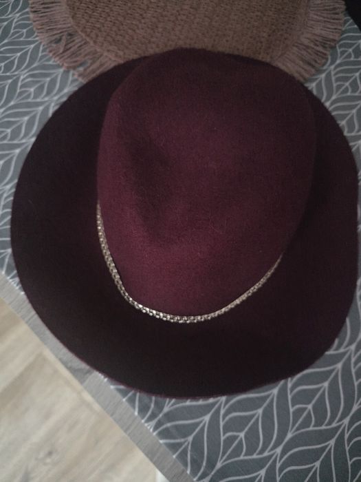 Bordowy kapelusz