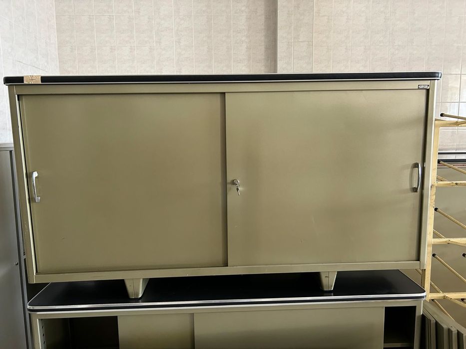 Armários de metal com 2 portas de correr e fechadura