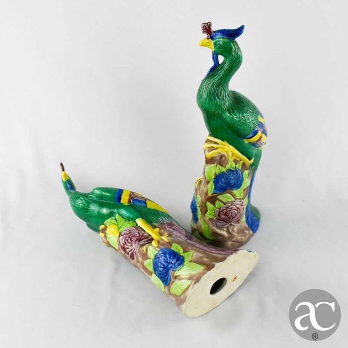 Par de figuras de Fénix (Fenghuang) porcelana da China, policromadas