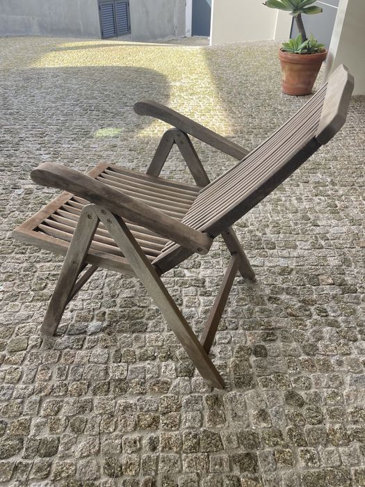 Cadeira de exterior em madeira
