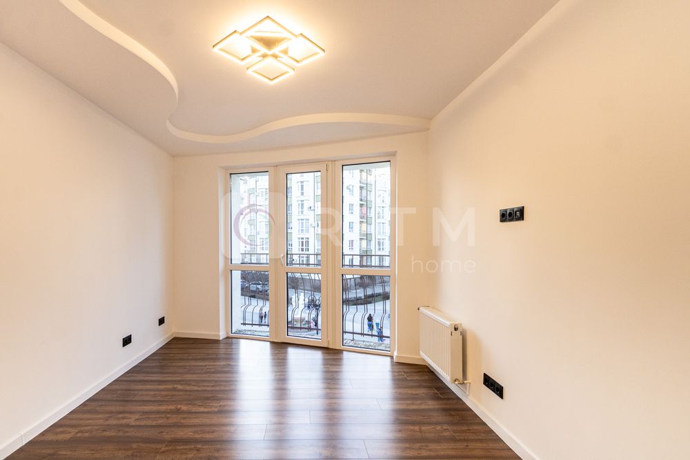 Продається простора 2-к. кв. з ремонтом  біля озера.