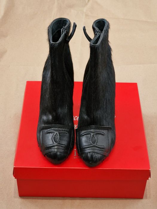 Чорні ботильйони на високих підборах з хутром та декоративною пряжкою