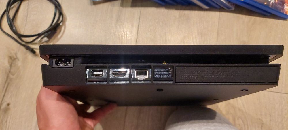 Konsola PS4 Slim 1,5 TB, 2 pady, 9 gier