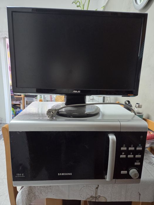 Micro ondas e monitor