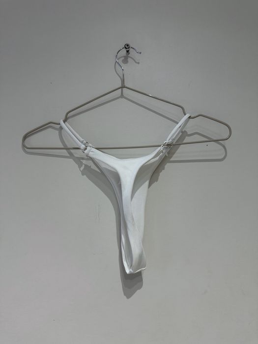 Biały strój kąpielowy